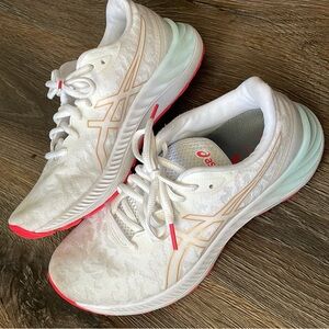 ASICS Size 7: worn 2x. Basically brand new.